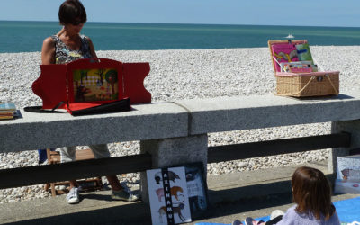 Lire à la plage à Fécamp